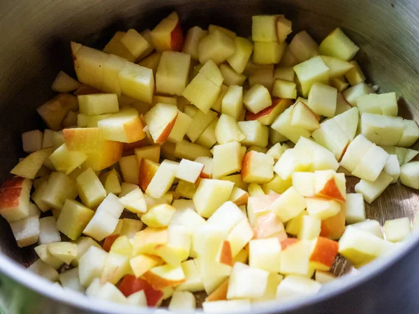 Primeros planos pequeños trozos de manzana se encuentran en la parte inferior de la sartén — Foto de Stock