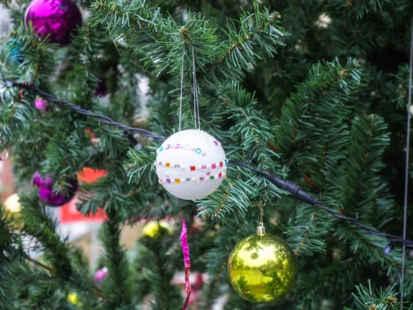 Фрагмент искусственной елки с цветными шариками — стоковое фото