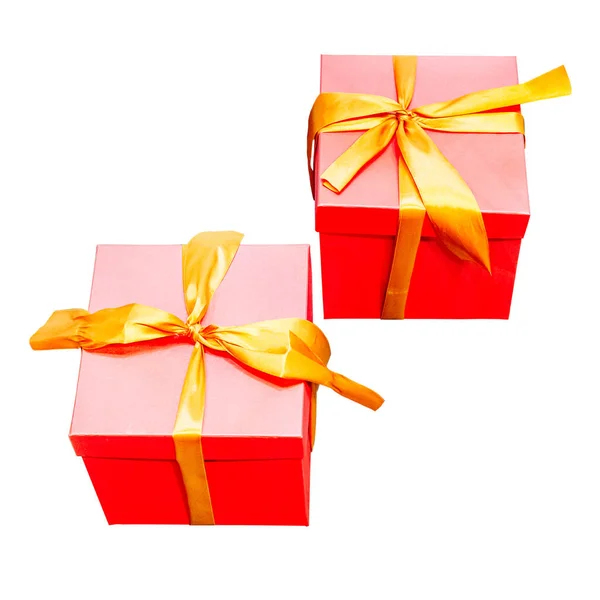 Twee identieke rode geschenkdozen met gouden linten op geïsoleerde achtergrond — Stockfoto