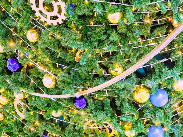 Albero di Natale decorato con ghirlande e palline dorate e blu. Foto a schermo intero — Foto Stock