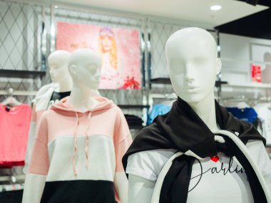 Sochi, Rusya - 14 Aralık 2019. Mağazada boynuna bir ceket bağlanmış beyaz manken diğer mankenlerin arka planına karşı.