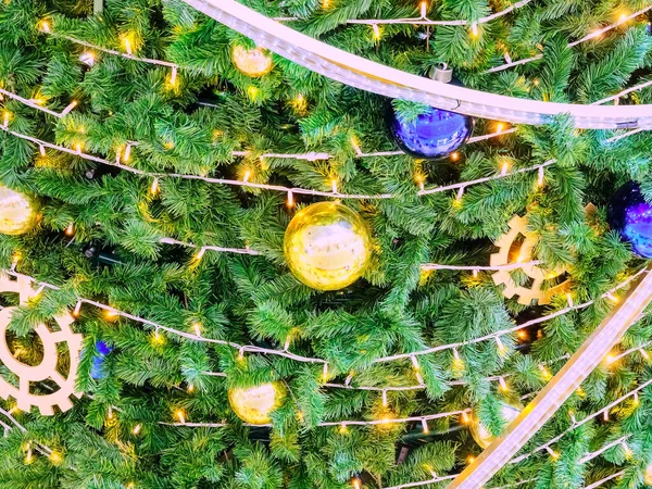 Struttura dello sfondo Albero di Natale decorato con ghirlande e palline dorate e blu. — Foto Stock