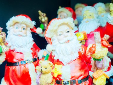 Noel Baba 'nın dekoratif heykelciği ve diğer heykelciklerin arka planında hediyeler. Ön planda odak noktası olan yakın plan fotoğraf