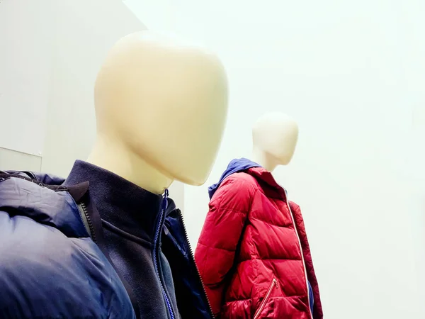 Vita manliga abstrakta skyltdockor i vadderade quiltade vinterjackor — Stockfoto