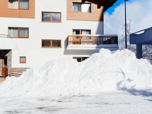 Obří sněhová závěj na dvoře v pozadí domu — Stock fotografie