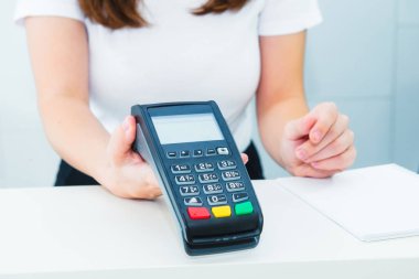 Satıcı ödeme terminal elinde tutar. Nfc teknolojisi Dükkanı, klinik, Otel ile temassız ödeme. Mobil ödeme Paypass. Seçici odak ellerinde. Kopya alanı