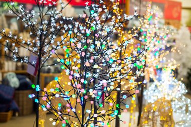 Çeşitli renkli parlak Noel ışıkları ağaçlar dükkanda şeklinde. Tatil arka plan. Garland ampul yeni yıl partisi için. Xmas tatil dekorasyon Pazar. Seçici odak. kopya alanı