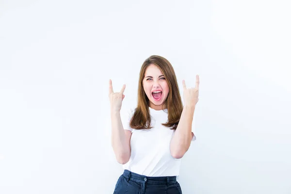 Щаслива Збуджена Молода Жінка Показує Знак Рок Ролу Ізольована Білому — стокове фото