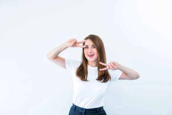 Retrato Menina Feliz Flertando Para Câmera Mostrando Gesto Dança Mulher — Fotografia de Stock