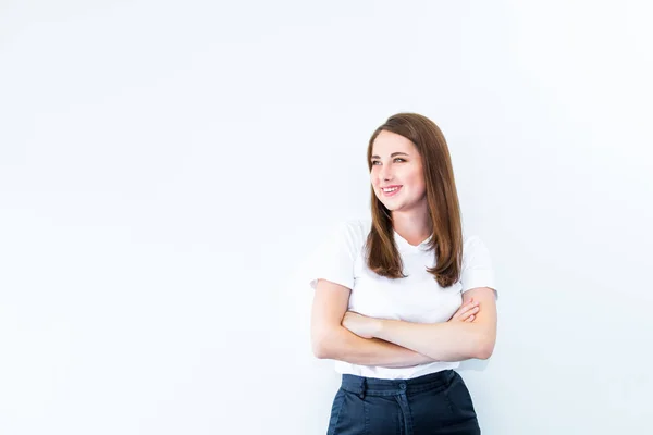 Retrato Una Joven Mujer Caucásica Sonriente Confiada Pie Con Los —  Fotos de Stock