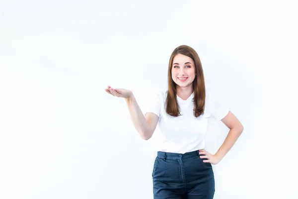 Güzel Gülen Esmer Genç Kadında Rahat Shirt Açık Avuç Içi — Stok fotoğraf