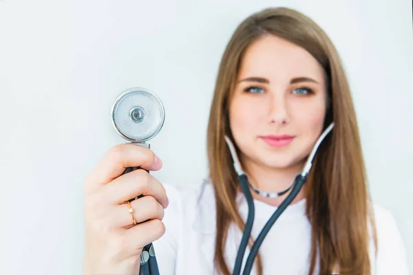 Flou Jeune Femme Médecin Souriante Tenant Son Stéthoscope Pour Insinuer — Photo
