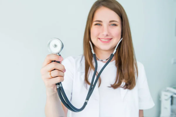 Flou Jeune Femme Médecin Souriante Tenant Son Stéthoscope Pour Insinuer — Photo