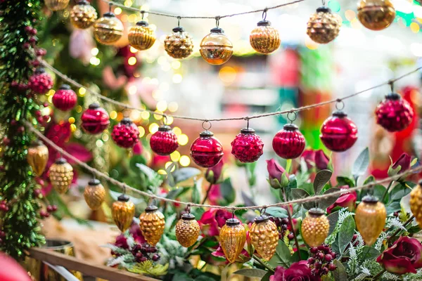 Decoraciones Colgantes Navidad Año Nuevo Bolas Rojas Doradas Fondo Borroso — Foto de Stock