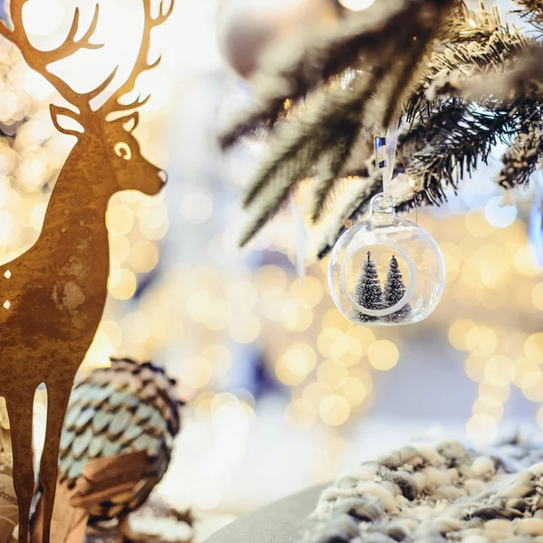 圣诞节背景与金黄鹿剪影 冷杉分支与玻璃灯泡与圣诞树里面 圣诞灯饰背景 复古调理 选择性对焦 复制空间 — 图库照片