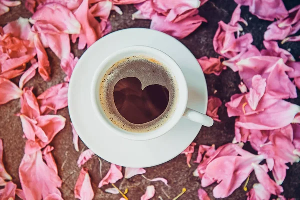 Taza Plana Café Con Patrón Forma Corazón Rodeado Pétalos Flores —  Fotos de Stock