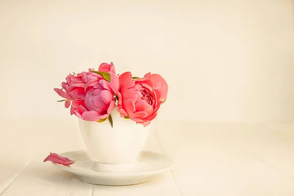 Cierre Ramo Flores Peonía Rosa Claro Una Taza Decorativa Platillo —  Fotos de Stock