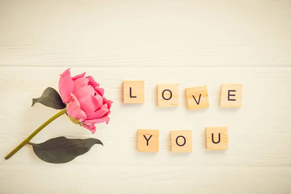 Послание Люблю Тебя Написано Деревянных Блоках Розовым Цветком Пиона Белом — стоковое фото