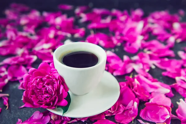 Cierre Taza Café Recién Hecho Flor Peonía Rosa Púrpura Platillo —  Fotos de Stock