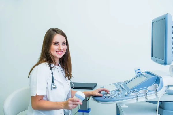 Retrato Jovem Médico Sorridente Especialista Ultrassom Olhando Para Câmera Usando — Fotografia de Stock