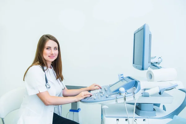 Portrait Young Smiling Doctor Ultrasound Specialist Looking Camera Using Ultrasound — Stock Photo, Image