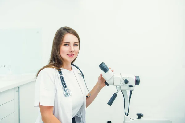 Portrait Jeune Gynécologue Caucasienne Médecin Regardant Caméra Travaillant Avec Colposcope — Photo