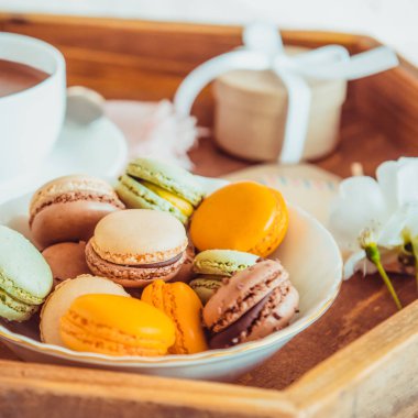 Tatlı sevgilisi için yatakta kahvaltı. Bademli kurabiye, kahve, çiçek ve hediye kutusu ahşap tepsi kadar yakın. Yatakta romantik kahvaltı. Doğum günü, Sevgililer günü sabah. Kare kartı. Seçici odak