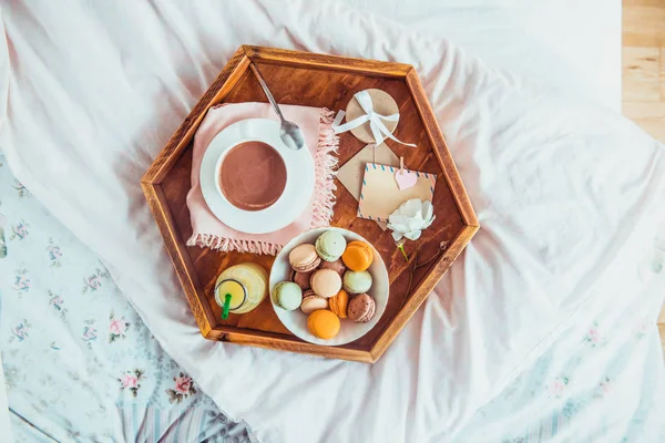 Frühstück Bett Mit Leerer Blankokarte Für Text Tasse Kaffee Saft — Stockfoto