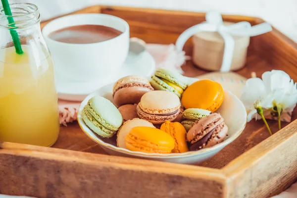 Petit Déjeuner Sucré Lit Pour Amoureux Fermer Macarons Tasse Café — Photo