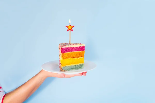 Kvinnliga Handen Håller Vit Platta Med Rainbow Tårtbit Med Birning — Stockfoto