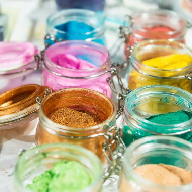 Gelin teli. Işıltı. Makyaj, manikür ve giysi dekorasyon için. Güzel parlak arka plan. Kozmetik, güzellik ürünleri. Parıldıyor, konfeti, dekorasyonu için glitter. Çok renkli göz farı seçici odak