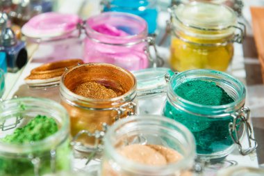 Gelin teli. Işıltı. Makyaj, manikür ve giysi dekorasyon için. Güzel parlak arka plan. Kozmetik, güzellik ürünleri. Parıldıyor, konfeti, dekorasyonu için glitter. Çok renkli göz farı seçici odak