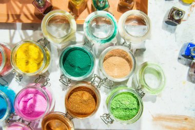 Gelin teli. Işıltı. Makyaj, manikür ve giysi dekorasyon için. Güzel parlak arka plan. Kozmetik, güzellik ürünleri. Parıldıyor, konfeti, dekorasyonu için glitter. Çok renkli göz farı seçici odak