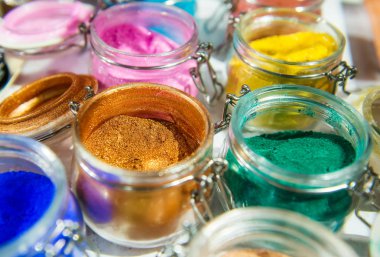 Gelin teli. Işıltı. Makyaj, manikür ve giysi dekorasyon için. Güzel parlak arka plan. Kozmetik, güzellik ürünleri. Parıldıyor, konfeti, dekorasyonu için glitter. Çok renkli göz farı seçici odak