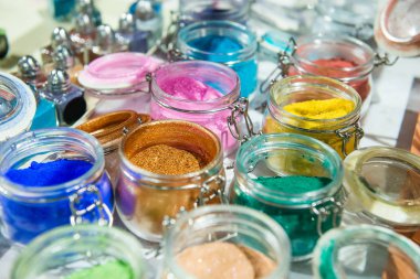 Gelin teli. Işıltı. Makyaj, manikür ve giysi dekorasyon için. Güzel parlak arka plan. Kozmetik, güzellik ürünleri. Parıldıyor, konfeti, dekorasyonu için glitter. Çok renkli göz farı seçici odak