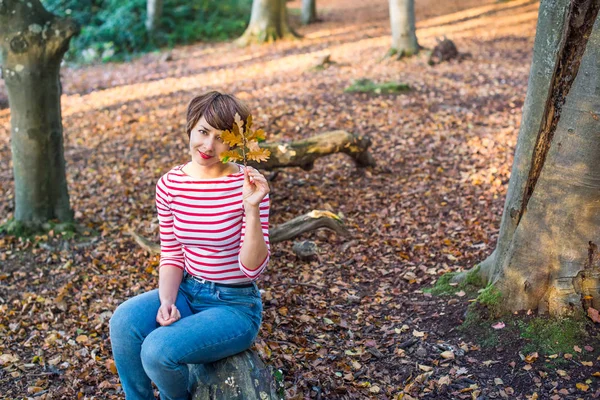 Retrato Una Joven Sentada Relajada Sobre Árbol Caído Bosque Otoñal — Foto de Stock
