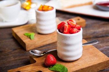 Creme brulee (krem brulee, yanık kremi) çilek ile restoran masada ahşap tahta yılları arasında görev yapmıştır. Gurme tatlı. Kopya alanı