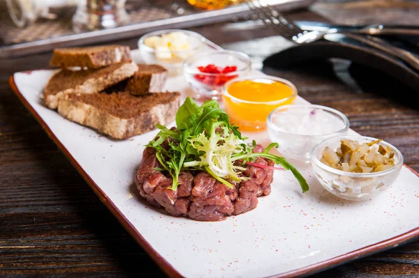 Tartare Manzo Con Insalata Rucola Patatine Croccanti Salse Snack Sul — Foto Stock