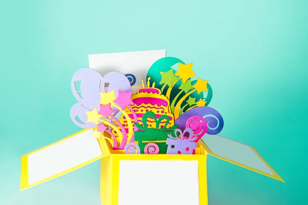 Doğdun Sanatları Pop Tebrik Kartı Kağıttan Yapılmış Giftbox Doğum Günü — Stok fotoğraf