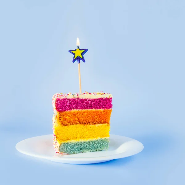 Kawałek Ciasta Rainbow Birning Świeczki Kształcie Gwiazdy Białym Tle Okrągły — Zdjęcie stockowe