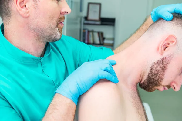 Close up Médico neurologista masculino examina vértebras cervicais da coluna vertebral do paciente masculino na clínica médica. Exame físico neurológico. Osteopatia, quiropraxia, fisioterapia — Fotografia de Stock