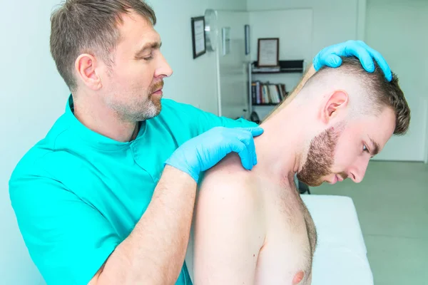 Close up Médico neurologista masculino examina vértebras cervicais da coluna vertebral do paciente masculino na clínica médica. Exame físico neurológico. Osteopatia, quiropraxia, fisioterapia — Fotografia de Stock