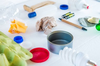 Metal, plastik, eski kağıt, cam ürünleri olarak geri dönüşüm ve geri dönüşüm olmayan atıklar geniş ahşap arka planda yeniden kullanılacak.