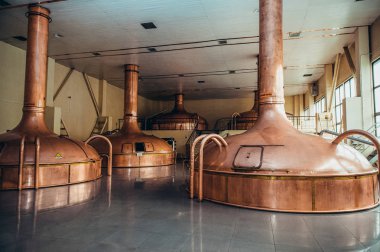 Üretim - karışım fıçıları. Modern bira fabrikasının iç mimarisi. Çelik tanklar ya da filtreleme birası fıçıları. Sanayi geçmişi.