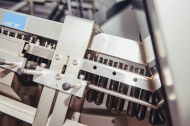 Pet Preform şişirme Pet şişelerde. Plastik şişe üfleme makinesi. Isıtma işlemi plastik şişe süreci için.