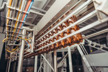 Plastik şişeler. Plastik şişelerde şişeleme içeceği. Taşıyıcı otomatik