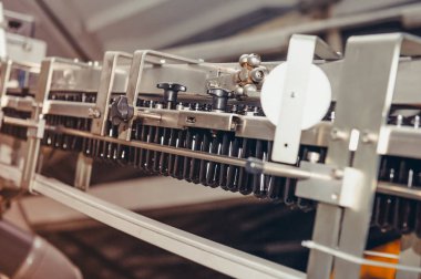 Pet Preform şişirme Pet şişelerde. Plastik şişe üfleme makinesi. Isıtma işlemi plastik şişe süreci için.