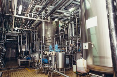 Modern bira fabrikası iç. Çelik tank ya da fıçılar filtrasyon bira, boru hatları ve diğer ekipman araç bitki atölye için. Endüstriyel arka plan.