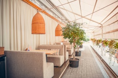 Açık havada, büyük bir restoranın teras avlusu. Açık doğal çevre tarzında. Seçici odak, boşluğu kopyala.