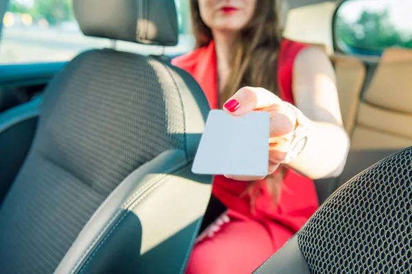 クロップ成功した白人女性の乗客は空白の白いカードを保持し、クレジットカードでタクシー料金を支払いたい。現代の安全な非接触決済技術。選択的焦点、コピースペース. — ストック写真